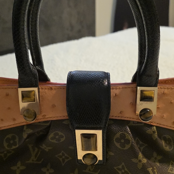 Elegant Black and Brown Satchel - Picture 9 of 9